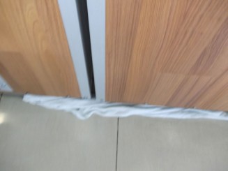 Cirpa pusa pe jus pentru ca dozatorul de apa si sucuri curgea