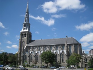 Biseica Sf. Petru, vazuta din afara Cartierului Gay