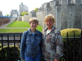 la dreapta Tower of London,la stg Tower Bridge