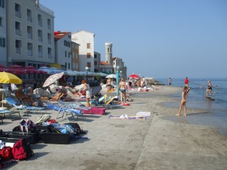 Plaja orasului in extrema vestica a peninsulei