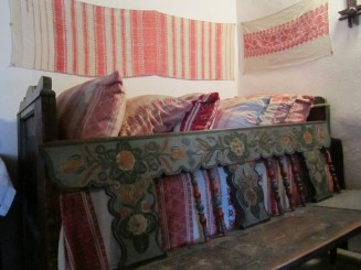 In interiorul micului muzeu sunt etalate o serie de ustensile de uz casnic de provenienta saseasca