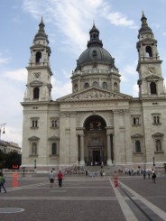 anca la Budapesta in fata catedralei Sf. Stefan