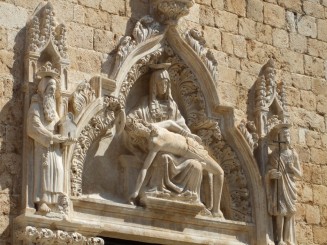 detaliu la intrarea in Manastirea franciscana