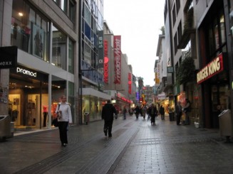 Strada comerciala in centrul Koln- zona pietonala