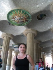 Barcelona-Parc Guell, holul hipostil cu soare si coloane