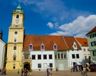 Vechea primarie, vazuta din centrul vechi - Bratislava
