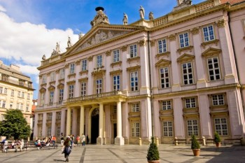 Palatul primatului din Bratislava. Aici a fost semnata pacea de la Pojon Intre Napoleon si Imparatul Austriac 
