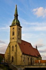 Catedrala Sf. Martin sau Domul din Bratislava. Aici au fost incoronati 10 regi, o regina (Maria Tereza) si opt sotii de rege. 