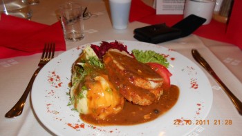 Maczanka-mancare traditionala6-6-6(felii de carne de porc gatite cu ceapa si chimen servite apoi cu sos intr-o rulada speciala)6-6-6