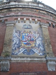 Stema cetatii vechi (in stanga e aleea de urcare, in dreapta telecabina)