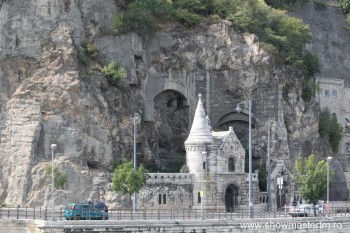 Din fata Pietei, spre Buda, manastirea sapata in stanca