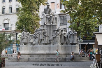 Ansamblul statuilor pe Vorosmarty Ter (in stanga pozei, in spatele statuilor e statia de metro catre piata Eroilor = Hosok Tere)