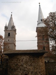 Bastionul vestic si bisericile, vedere din fata Muzeului Etnografic Orastie