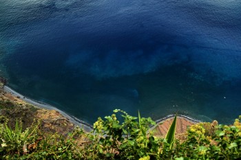 Priveliste de sus de la Cabo Girao , 580 m pana jos, partea de sud a insulei