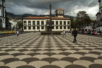 Funchal - Praca do Municipio - modelul cu solzi de pesti este unic si o diferentiaza de alte zone din oras