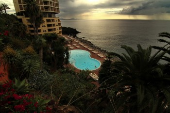 Piscina de la hotelul Pestana Palms Ocean Aparthotel. Gradina arata senzational