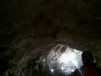 In interiorul pesterii partial iluminata.