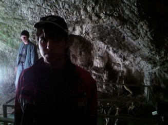 In Sala cu guano (excremente de liliaci ).In plan secund se afla ghidul ,un ,,guru `` a acestor ,,muieri``.