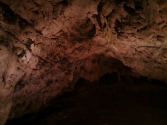 Imagine din interior reprezentand stalactite alaturi de un mini-lac subteran