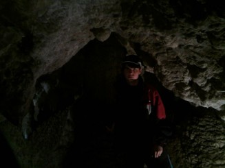 In caverna