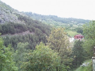 Panorama cu pensiunea Pesterii Muierii