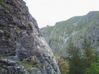 peisaj din apropierea pesterii.