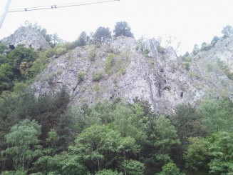 Formatiune de relief aflata in imediata iesire din pestera