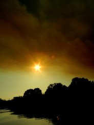 apus de soare in fumul gros de pe bratul chilia (pajistea arzand pe malul dunarii)
