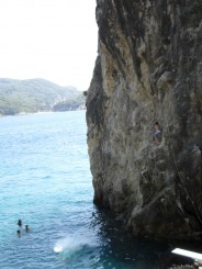 oamenii chiar de acolo sareau ;))6-6-6destul de curajosi ... de asemenea in dreapta jos se poate vedea trambulina de care vorbeam pt sarituri