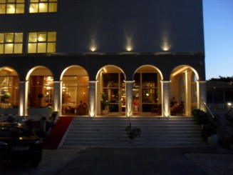 intrarea in hotel noaptea