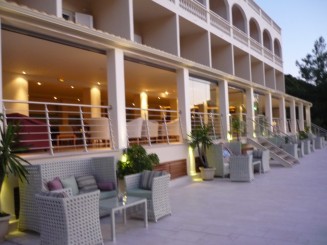 terasa exterioara a hotelului