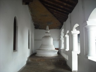 Vedere a complexului care cuprinde o Stupa