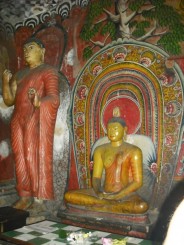 Statuia lui Buddha in pozitie lotus