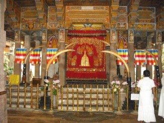 Altarul in care se afla casetele in care este pastrata relicva