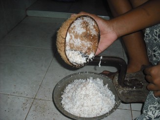 Scoate miezul din nuca de cocos