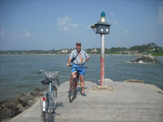 Cu bicicleta pe dig
