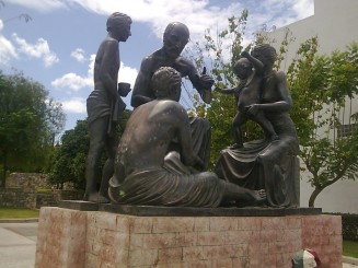 Grup statuar aflat intr-un parc ,reprezentand pe Hipocrate alaturi de discipoli