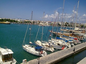 Portul Kos Maritima ,in dreapta jos canalul care se formeaza in paralel