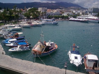 In plan secund , imagine langa port cu un hotel de 5*