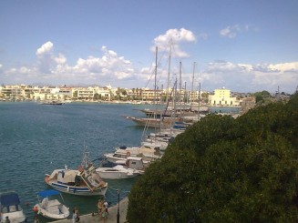 Portul Kos alaturi de plaja si hoteluri