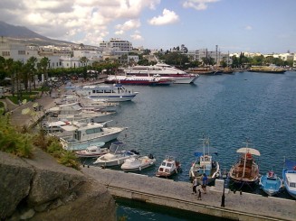 O parte din port ,alaturi de hoteluri