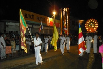 Parada steagurilor:1 steagul tarii;2steagul templului;3.steagul localitatii