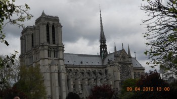 Notre Dame vazuta din gradina bisericii Julien le Pauvre