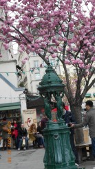 Fantana din fata Librariei Shakespeare & Co