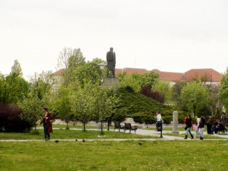 parc din preajma bisericii si statuia sf. Sava