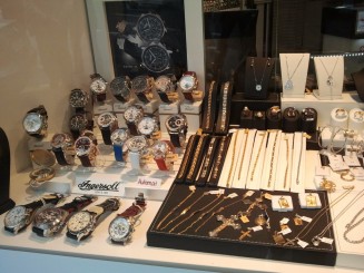 Vitrine cu produsele emblematice ale Elvetiei