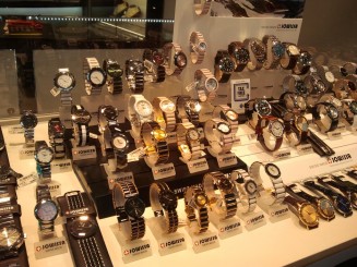 Vitrine cu produsele emblematice ale Elvetiei