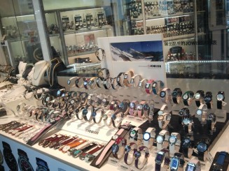 Vitrine cu produsele emblematice ale Elvetiei