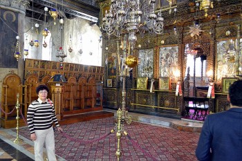 Pelerin in fata iconostasului si altarului ortodox