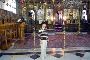 Pelerin in fata iconostasului si altarului ortodox